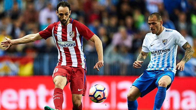 Sandro pugna un balón con Juanfran en el pasado Málaga-Atlético