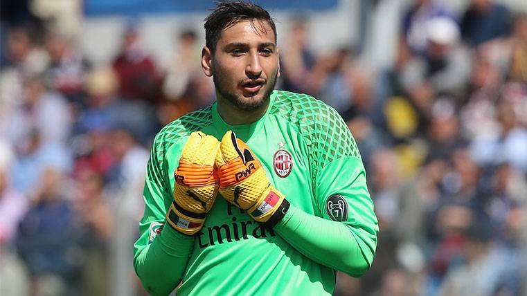 Gianluigi Donnarumma en una acción con el Milan en la Serie A 2016-17