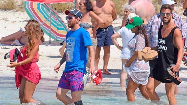 Leo Messi, Cesc Fàbregas y Antonella Roccuzzo, disfrutando de un día de playa