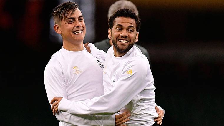 Dani Alves And Paulo Dybala in a training with the Juventus