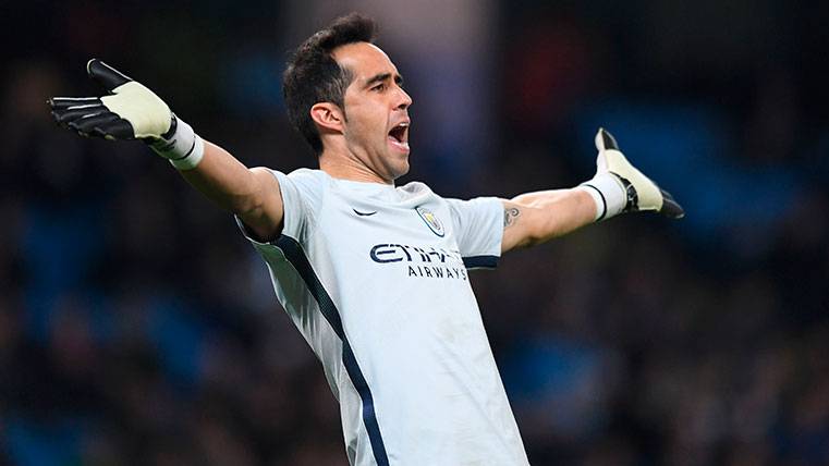 Claudio Bravo in a party of the Premier League with the Manchester City
