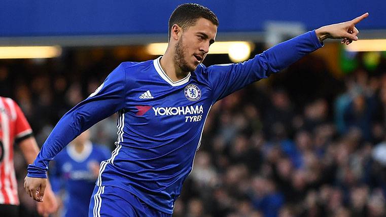 Eden Hazard celebrates a goal to the Southampton in the Premier League