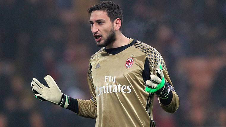 Gianluigi Donnarumma celebrates a victory of the Milan in the Series To 2016-17