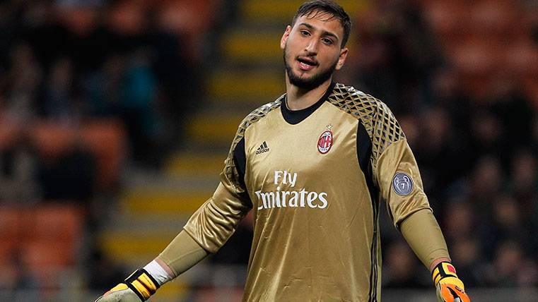 Gianluigi Donnarumma in an action with the Milan in the Series To 2016-17