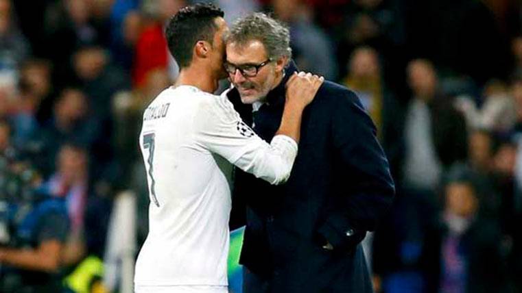 Cristiano Ronaldo, contándole un secreto a Laurent Blancs en un Madrid-PSG