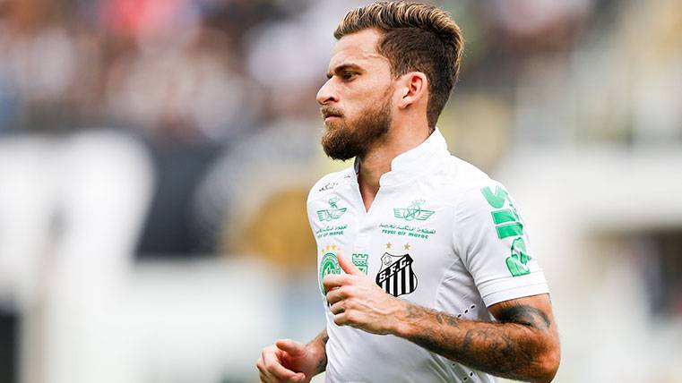 Lucas Lima en una acción con el Santos en el Brasileirao
