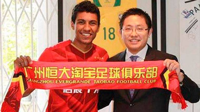 Paulinho, en su presentación como jugador del Guangzhou Evergrande