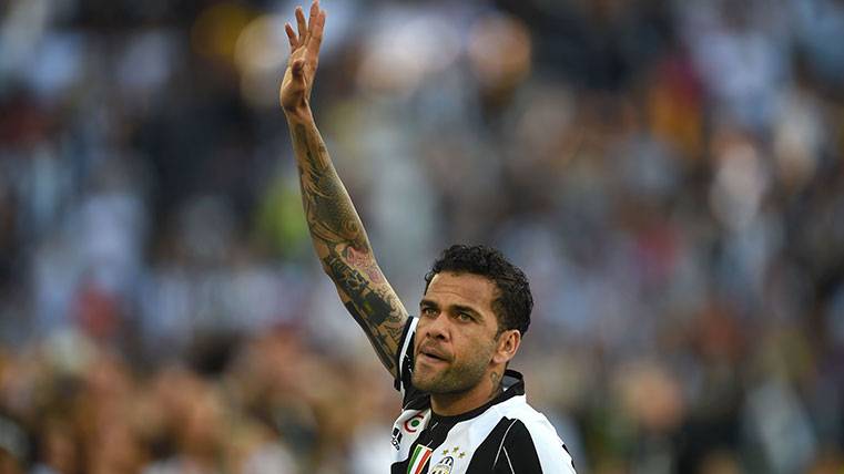 Dani Alves después de ganar el título de liga con la Juventus