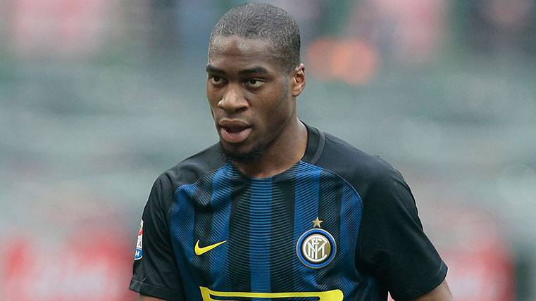 Geoffrey Kondogbia en un partido de la Serie A con el Inter de Milán