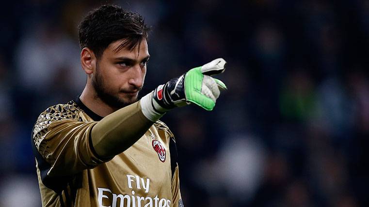 Gianluigi Donnarumma in an action with the Milan in the Series To 2016-17
