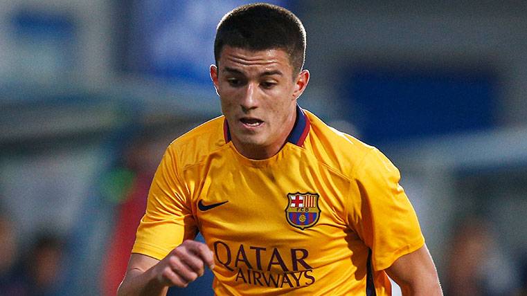 Sergi Palencia, with the FC Barcelona in a party of the Youth League