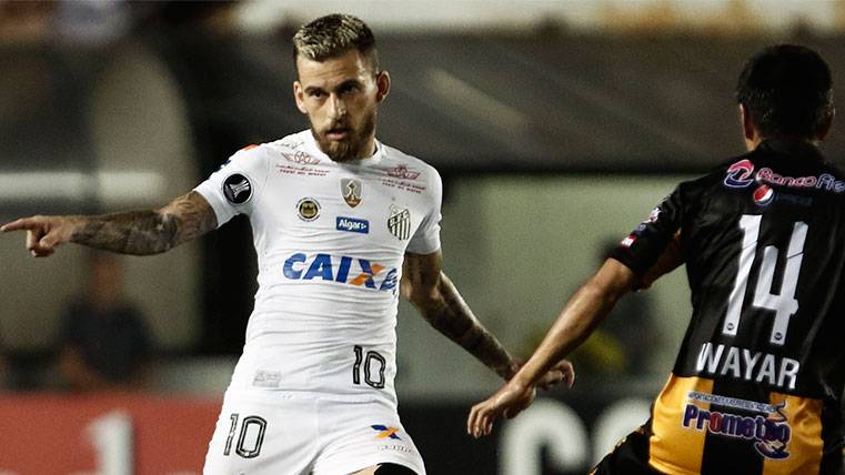 Lucas Lima en un partido de la Copa Libertadores 2016-17