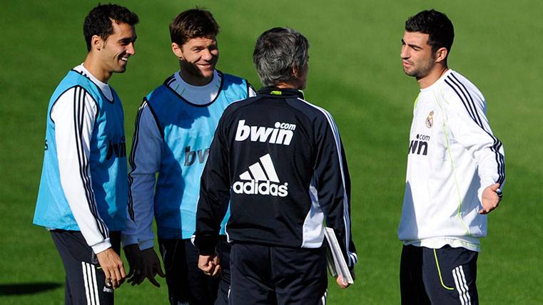 Arbeloa, Xabi Alonso y Mourinho en un entrenamiento del Real Madrid