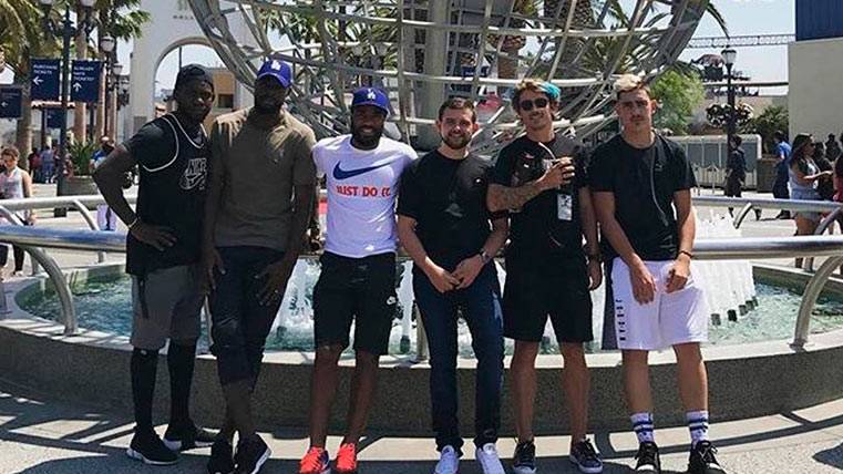 Samuel Umtiti, beside Griezmann, Lacazette and other mates of selection