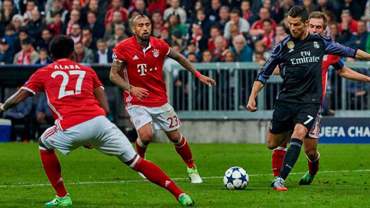 Arturo Vidal y Cristiano Ronaldo, en el duelo disputado entre Bayern y Real Madrid