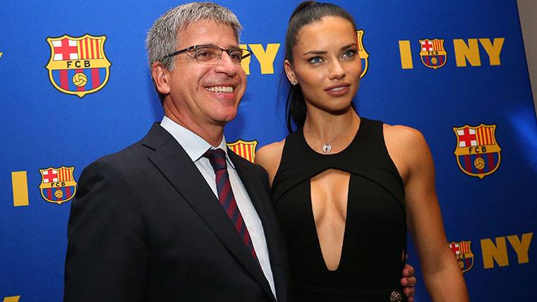 Jordi Mestre with Adriana Lima in an act of the FC Barcelona in New York