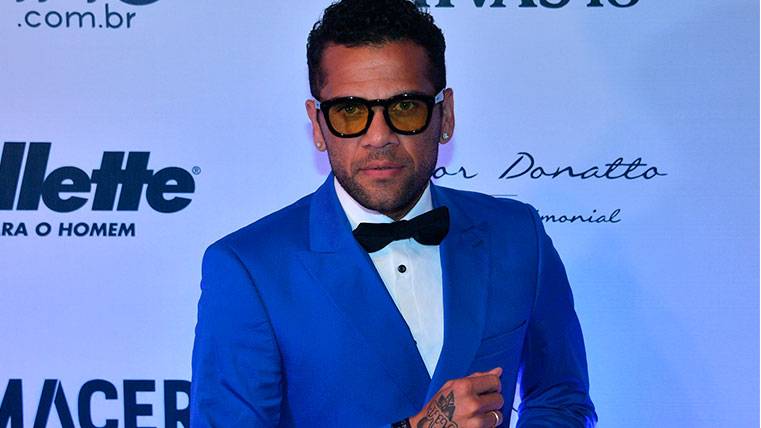 Dani Alves, in a charitable act of the Institute Neymar