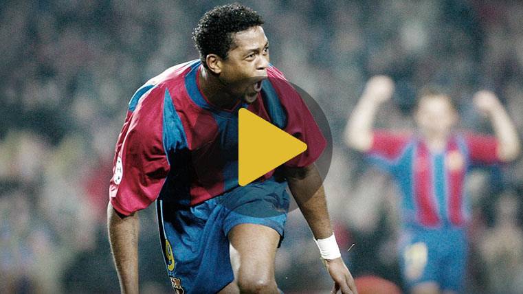 Patrick Kluivert celebrando un gol con el FC Barcelona
