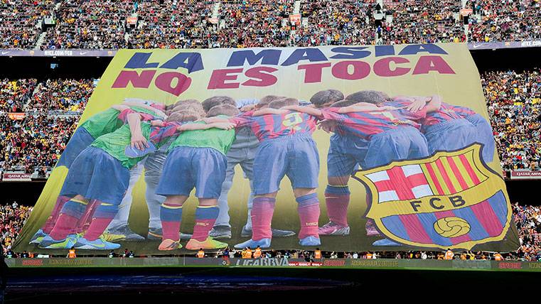 The fans of the Camp Nou, with a banner in favour of The Masia