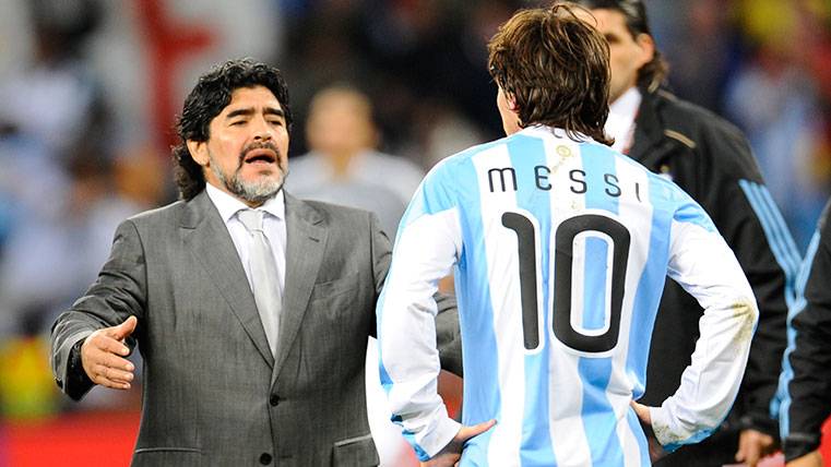 Leo Messi y Diego Armando Maradona en un partido de la selección de Argentina