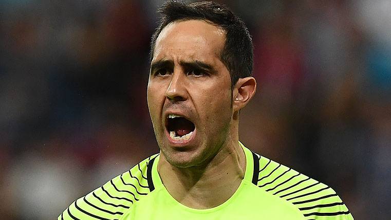 Claudio Bravo en una acción de la Copa Confederaciones frente a Portugal