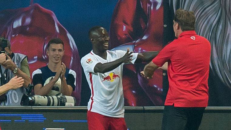 Naby Keita celebrando un gol con el Red Bull Leipzig