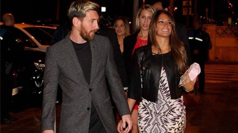 Leo Messi and Antonella Roccuzzo to the entrance of the dinner of the FC Barcelona