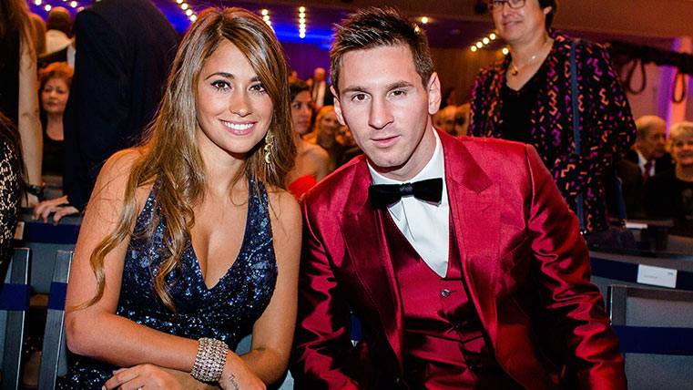 Leo Messi and Antonela Roccuzzo in a delivery of prizes