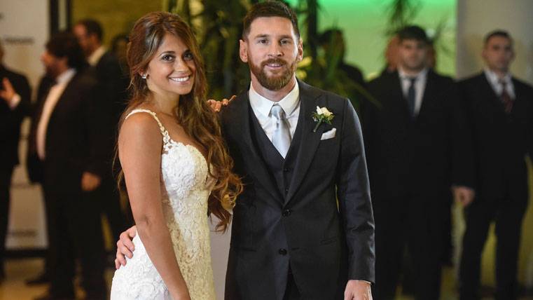 Leo Messi, posing beside his wife Antonella Rocuzzo