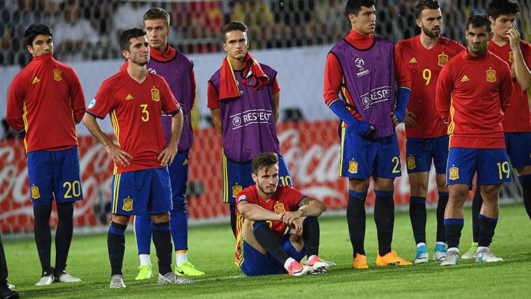 Los jugadores de la selección española Sub21 tras su derrota en el Europeo