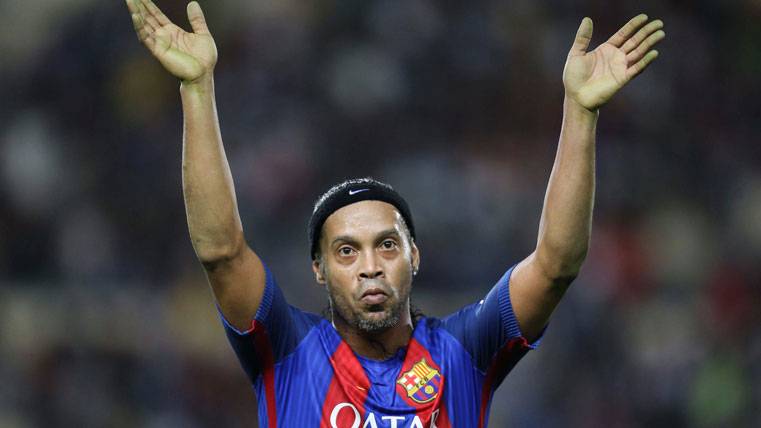 Ronaldinho, agradeciendo el apoyo del Camp Nou
