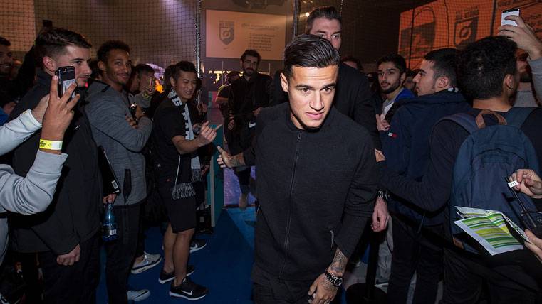 Coutinho, attending to an act of the mark Nike