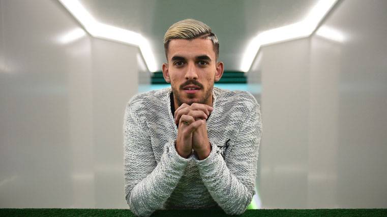 Dani Ceballos, posando para un reportaje en el Benito Villamarín