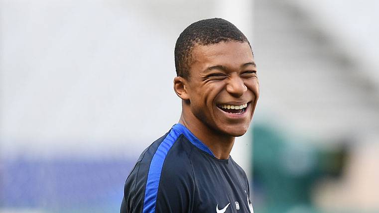 Kylian Mbappé, sonriendo durante un entreno con Francia