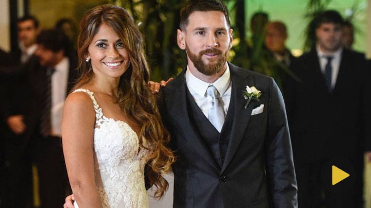 Messi and Antonella, in the red carpet posing in front of the means