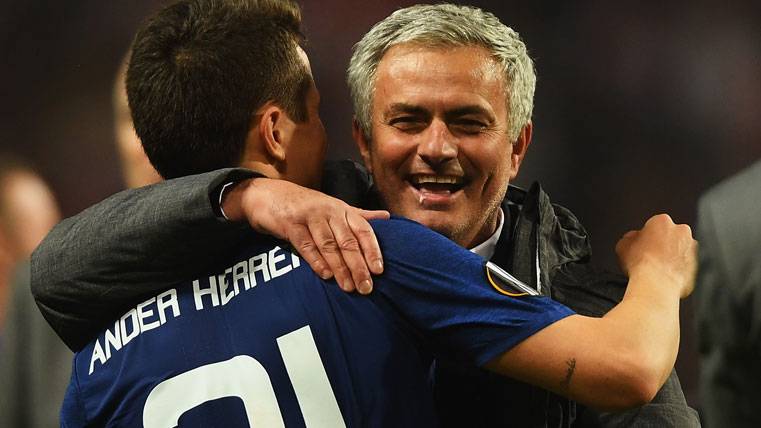 Ander Herrera, embracing with Mourinho after winning the Europe League