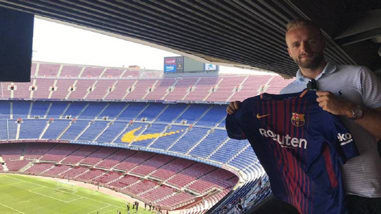 McLaughlin, posing with the T-shirt of the FC Barcelona in the Camp Nou