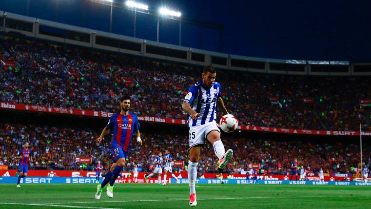 Theo Hernández, durante un partido contra el FC Barcelona en el Camp Nou