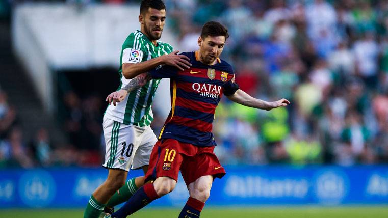 Dani Ceballos, trying snatch a balloon to Leo Messi