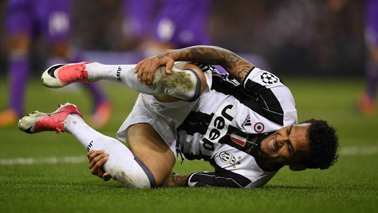 Dani Alves, derribado durante un partido con la Juventus