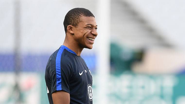 Mbappé, sonriendo durante un entreno con la selección francesa