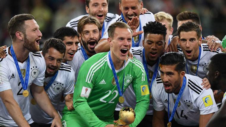 Ter Stegen, celebrating with his mates of Germany the Confederations
