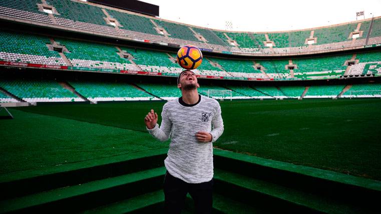 Dani Ceballos, dando toques de cabeza en el Benito Villamarín