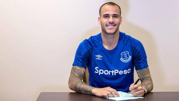 Sandro Ramírez, firmando su nuevo contrato con el Everton