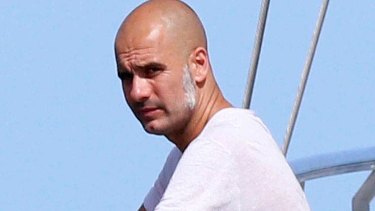Pep Guardiola, with some surprising white arms in his holidays