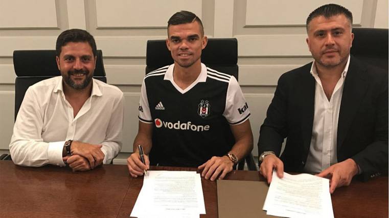 Pepe, firmando nuevo contrato con el Besiktas