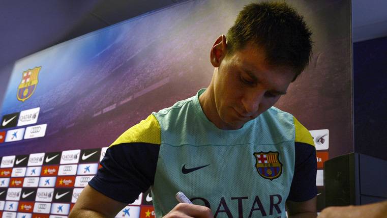 Leo Messi, firmando una camiseta con el FC Barcelona