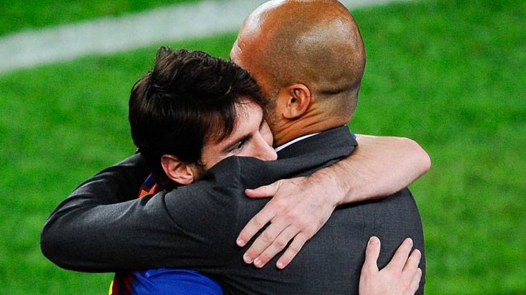 Leo Messi y Guardiola, abrazándose sobre el césped del Camp Nou