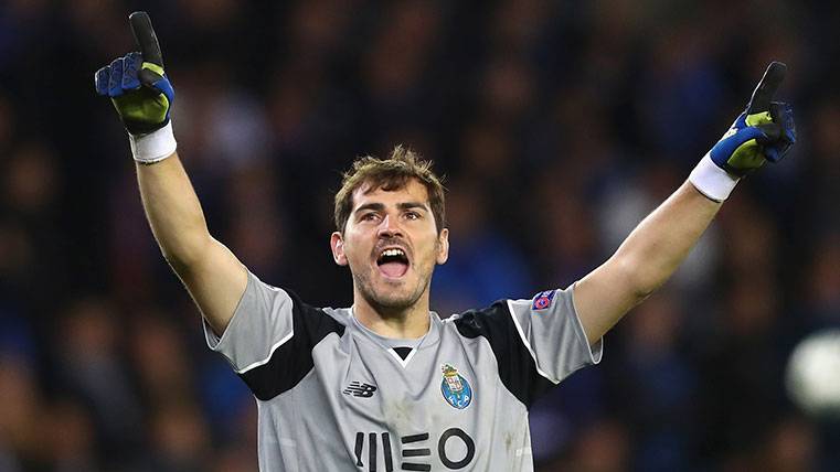 Iker Casillas celebra un gol del Porto en la Champions League