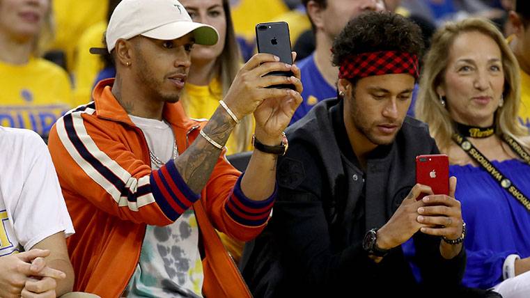Neymar, con Lewis Hamilton en las finales de la NBA